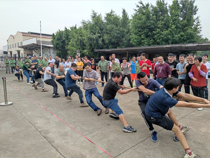 羅織錦繡，鋁鑲華庭，萬眾歡騰迎國慶。翔龍宇宙，業滿乾坤，千燈齊亮賀中秋。